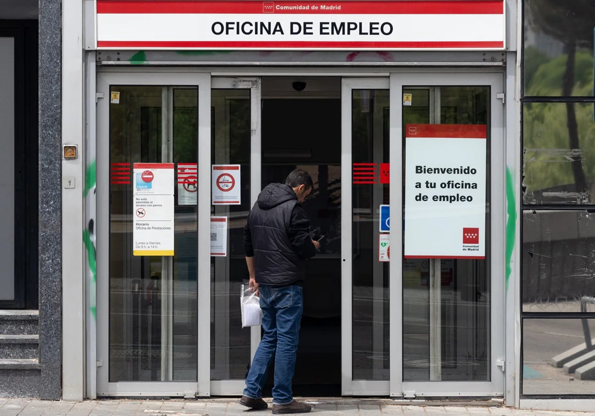 Una persona entra a una oficina del SEPE en la Comunidad de Madrid