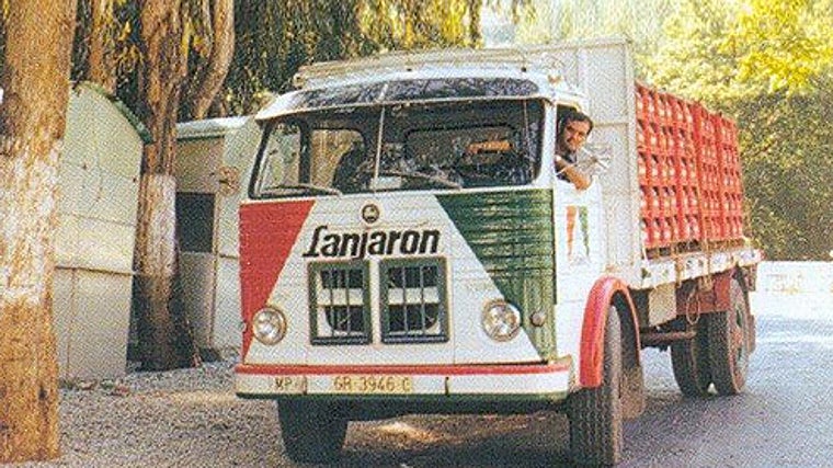 El agua embotellada empezó a comercializarse en 1830. En la imagen, un camión de 1950