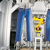 Imagen - La tecnología de Jeanologia permite que dos humanos colaborando con dos robots y ocho láseres produzcan 10.000 vaqueros vintage en 24 horas sin generar residuos