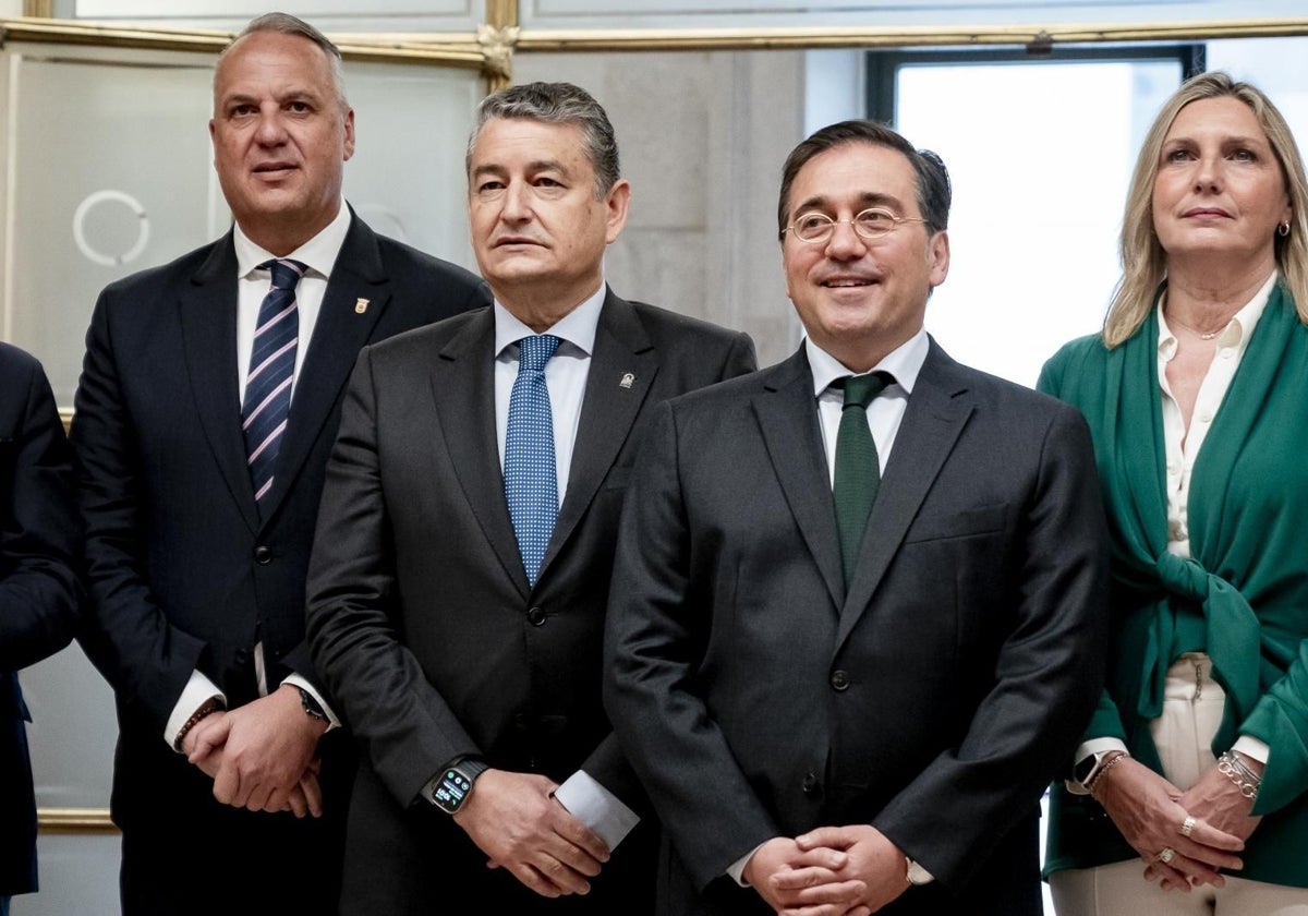 El ministro de Exteriores, José Manuel Albares, antes de su reunión con los alcaldes del Campo de Gibraltar