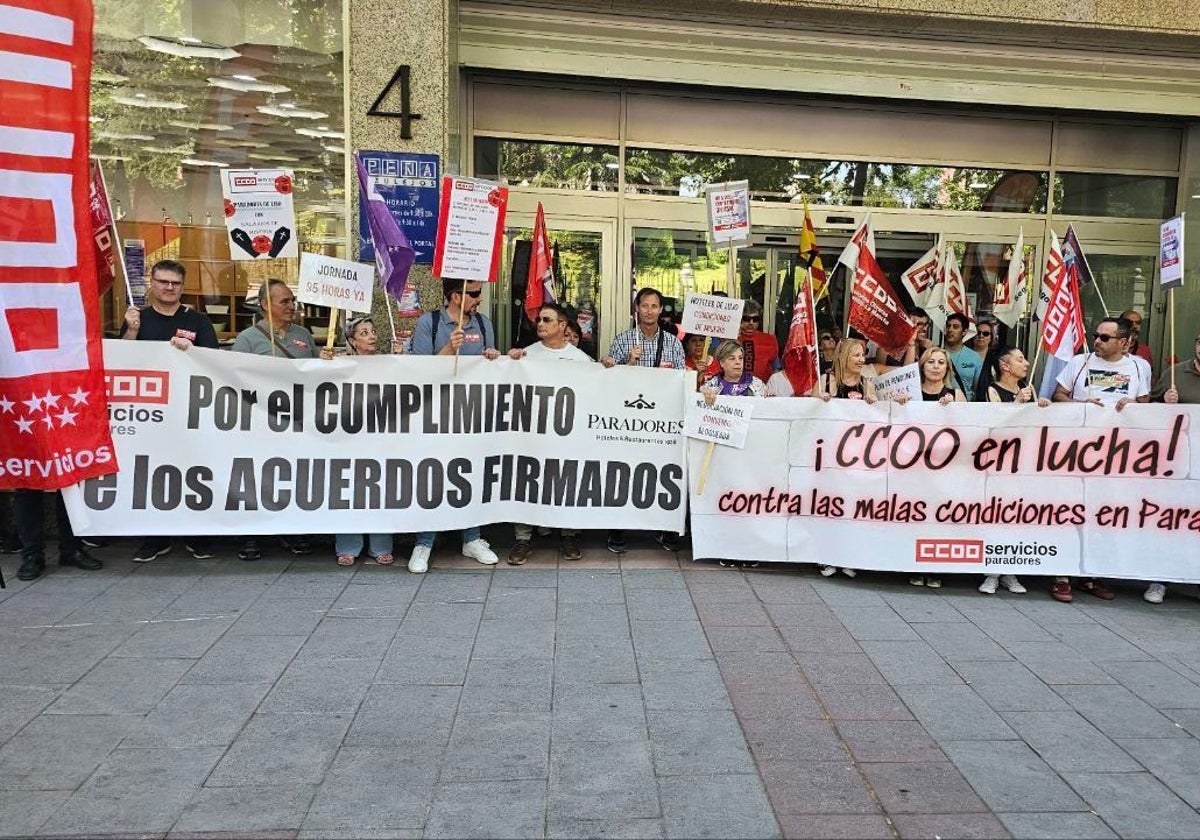 Concentración de CC.OO. en los servicios centrales de Paradores, en Madrid