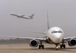 Las aerolíneas seguirán cobrando por el equipaje de mano pese a la sanción de Consumo
