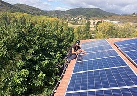 La caída de los precios de la luz acorrala a las renovables, que tratan de capear la crisis