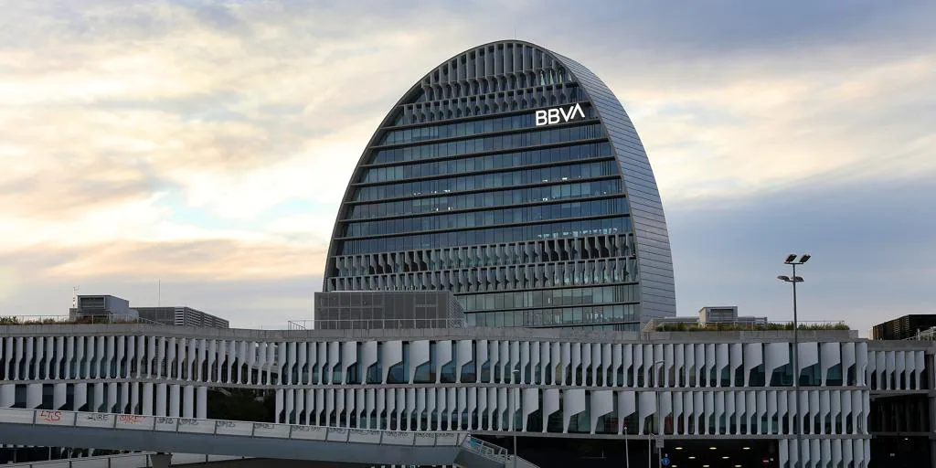 BBVA se acercó a la CNMC para iniciar su operación en Banco Sabadell