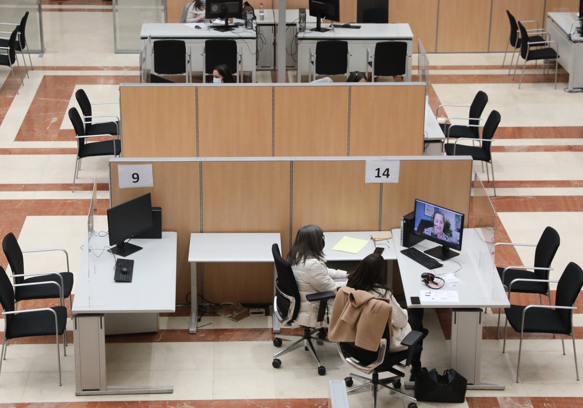Varias empleadas trabajan en una oficina de la Agencia Tributaria, en Madrid