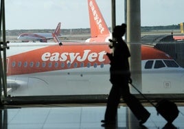 Turismo muestra su apoyo a las aerolíneas en plena cruzada de Consumo contra las 'low cost' por el cobro de maleta de mano