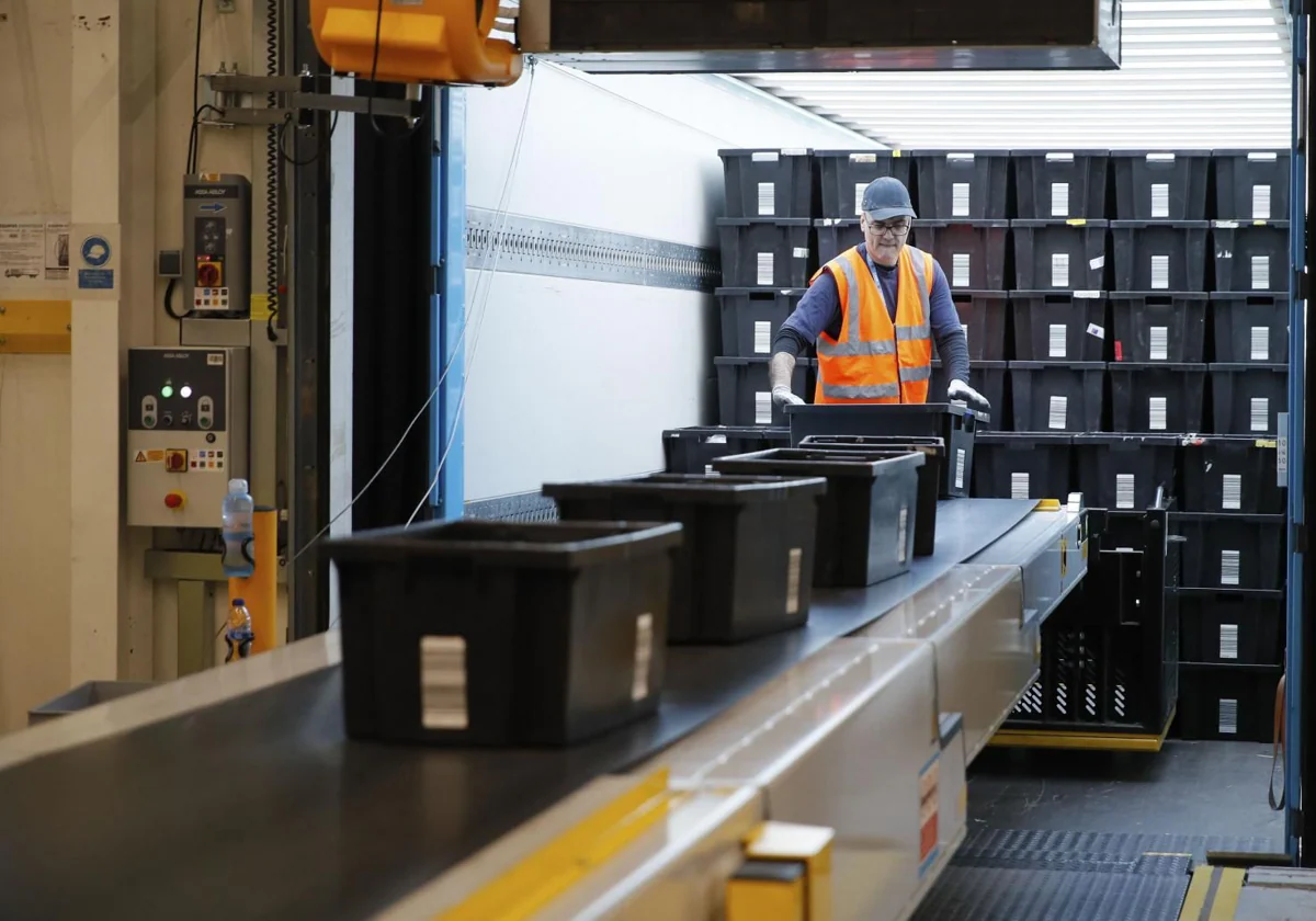 Un trabajador en el centro logístico de Amazon en Zaragoza