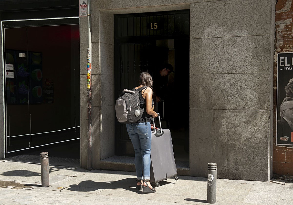 Una mujer entra en un piso de alquiler turístico en Madrid