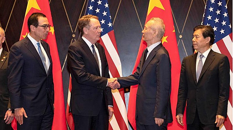 Robert Lighthizerle da la mano al vice primer ministro de China, Liu He el 31 de julio de 2019