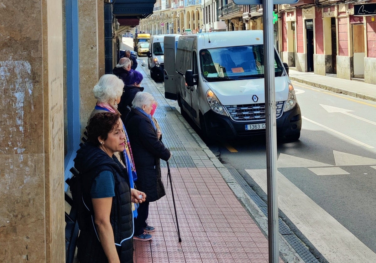 Transeuntes en una calle del municipio de Getxo (Vizcaya)