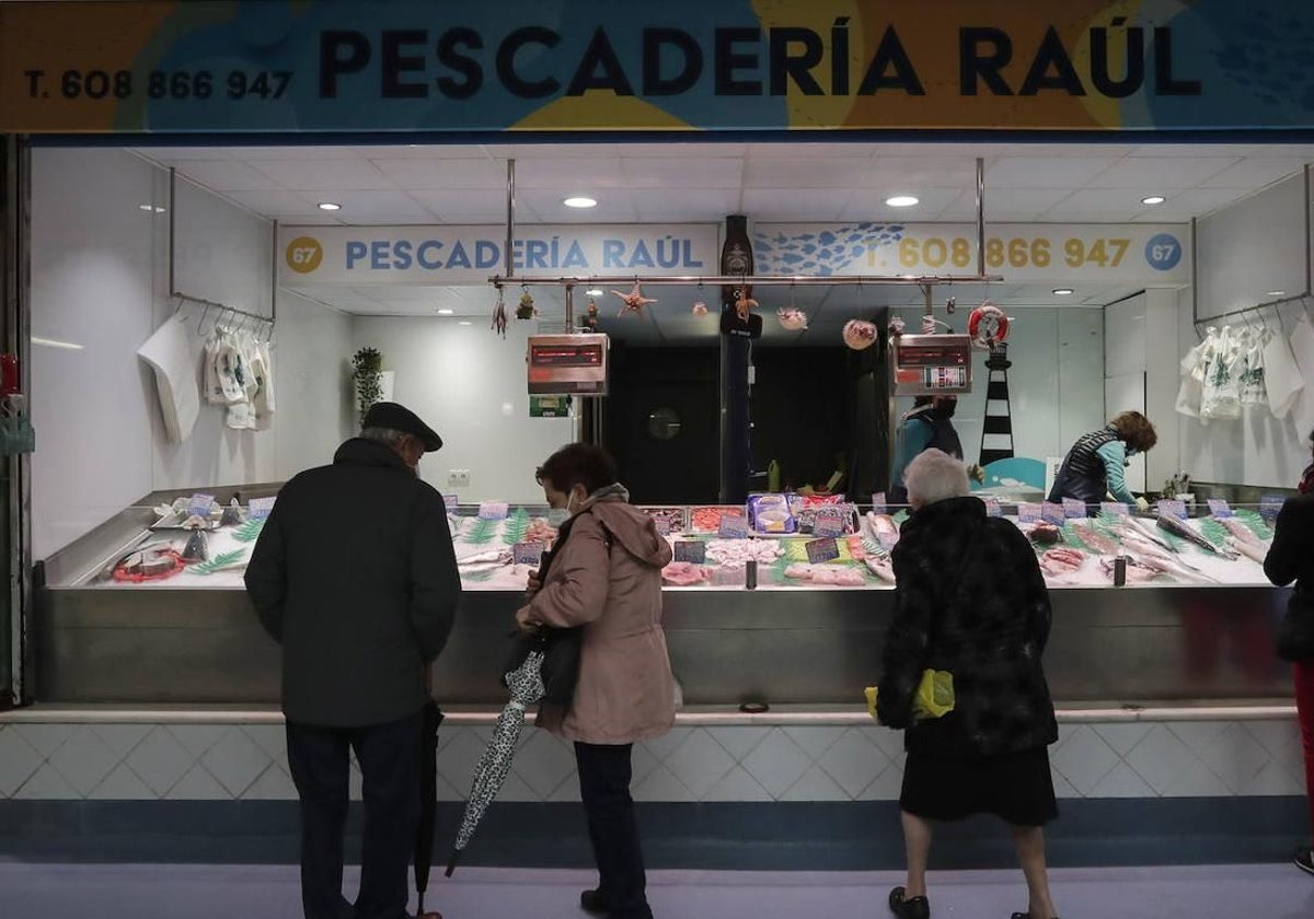 Varios clientes son atendidos en una pescadería