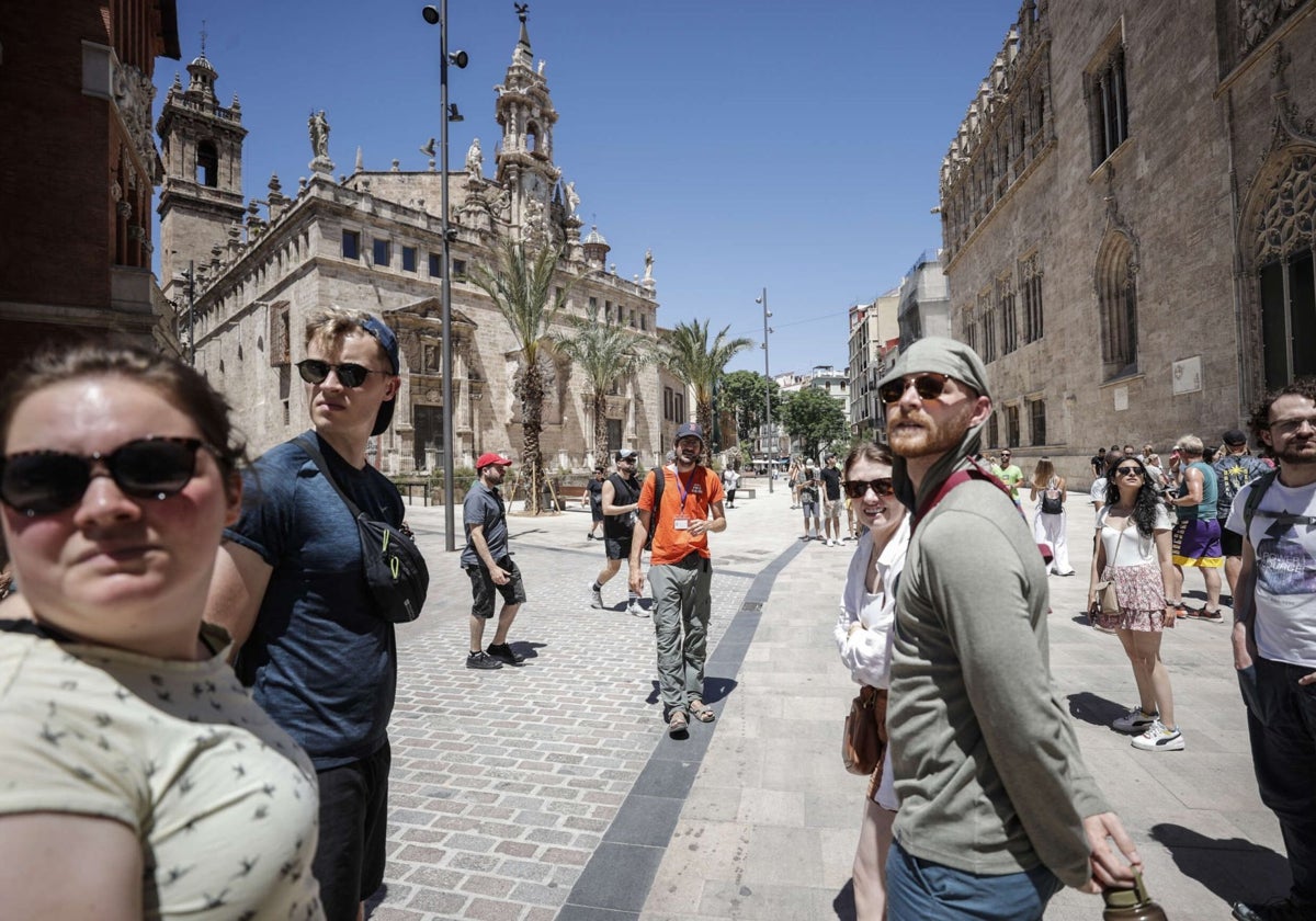 Un grupo de turistas, de visita en una ciudad española