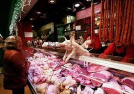 Un puesto de venta de carne en un mercado de Pamplona, en una imagen de archivo