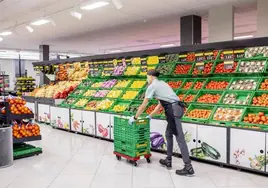 Los supermercados se arman de empleados en la costa para enfrentar otro récord turístico