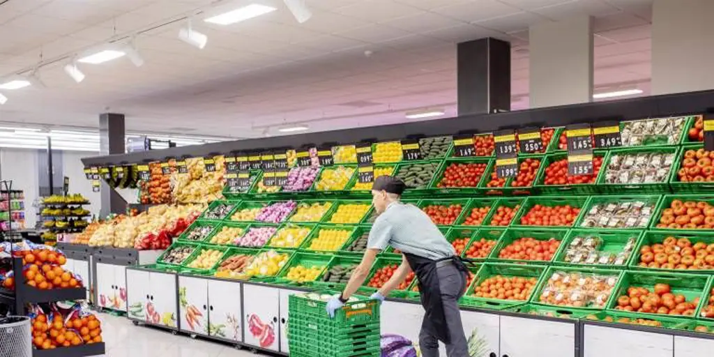 Los supermercados se abastecen de trabajadores costeros para batir más récords turísticos