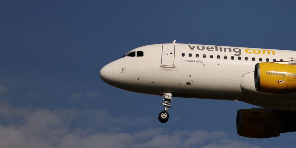 Vueling, göğüs dekoltesi nedeniyle bir kadının uçağa binmesini reddettiği için 28 bin euro para cezasına çarptırıldı