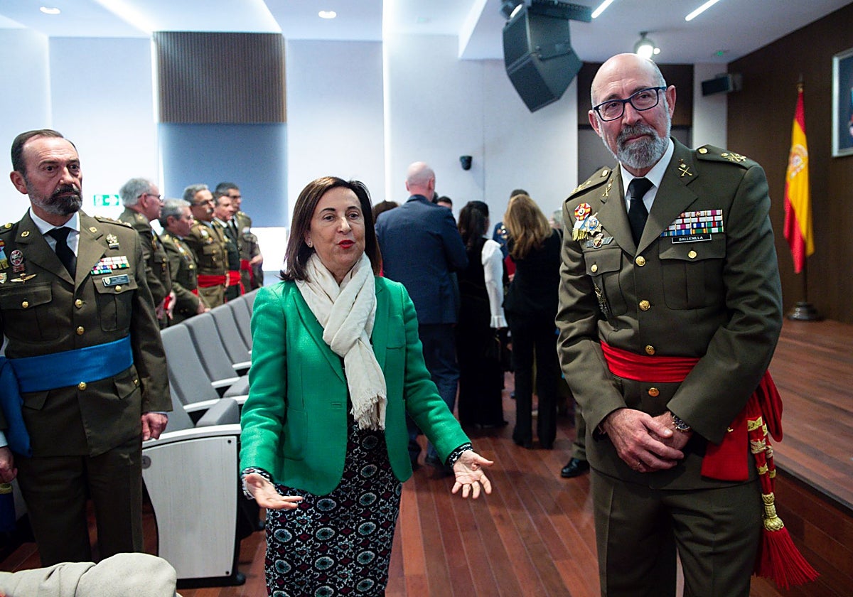 La ministra de Defensa, Margarita Robles (c), y el director del CESEDEN, Miguel Ballenilla (1d), en el Centro Superior de Estudios de la Defensa Nacional, el pasado 12 de enero de 2024, en Madrid