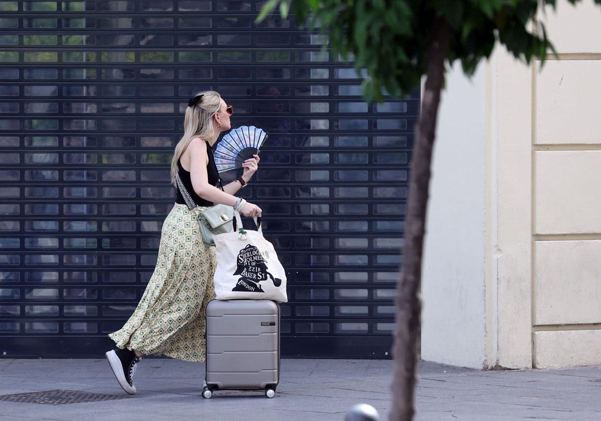 Una turista pasa con su maleta en Córdoba