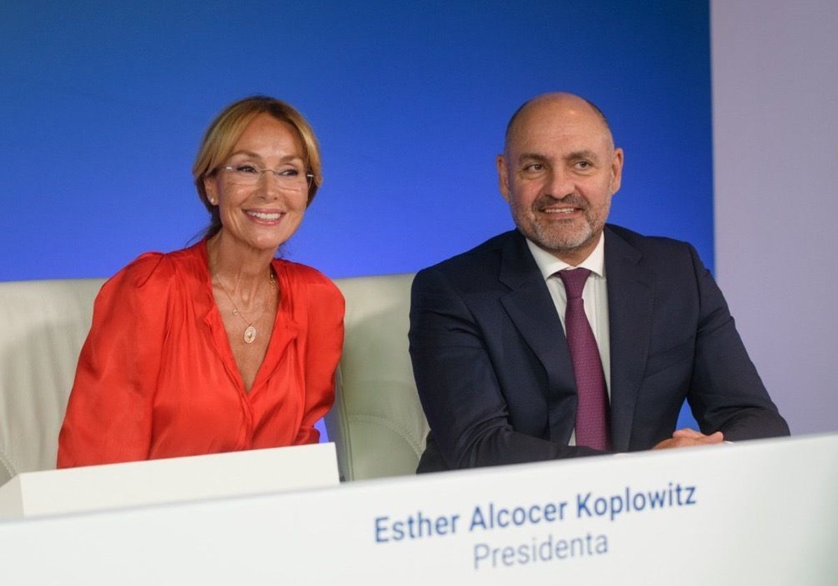 La presidenta de FCC, Esther Alcocer, junto al consejero delegado del grupo, Pablo Colio