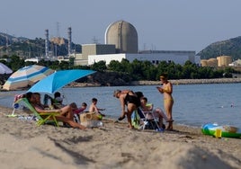 Teresa Ribera golpea de nuevo a las eléctricas con una subida del 30% en la tasa nuclear