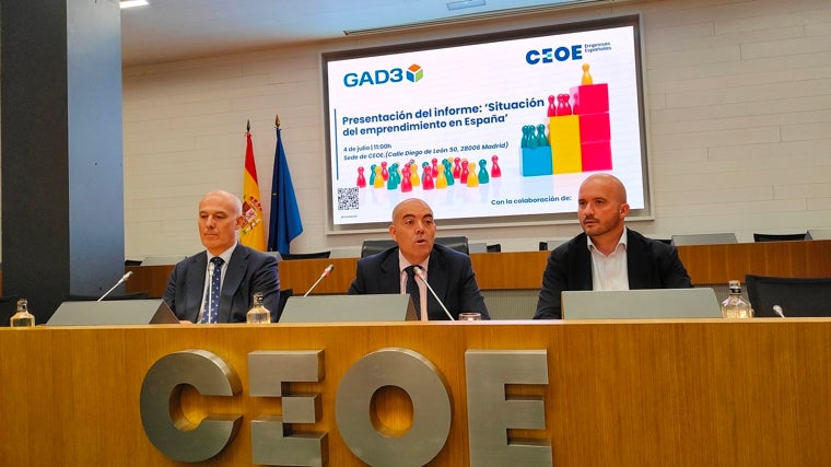 El presidente de GAD3, Narciso Michavila, el presidente de ATA y vicepresidente de CEOE, Lorenzo Amor, y el presidente de CEAJE, Fermín Albaladejo.