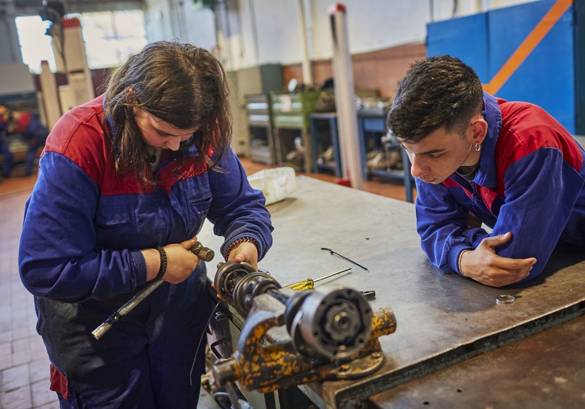 Dos adolescentes aprenden mecánica en el IES Universidad Laboral, en Ourense