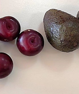 Imagen secundaria 2 - En envase comestible de una ración individual de fideos instantáneos en el que la salsa de tomate está integrada en el propio envase y al lado otro envase comestible de una ración individual de muesli con el cacao integrado en el material comestible del envase que se disuelve en leche caliente. Fruta con el recubrimiento de Bio2Coat y sin él 