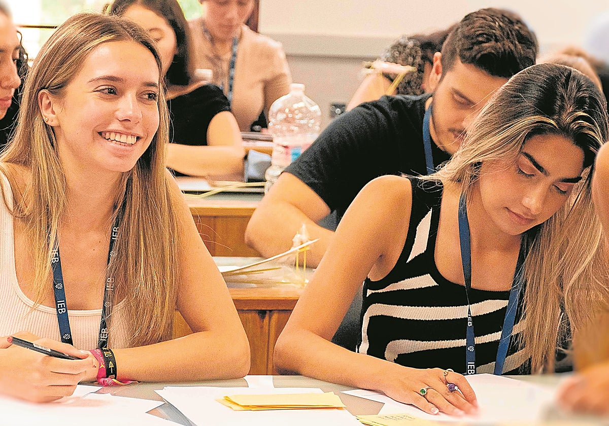 Los estudiantes conectan directamente con profesionales que influyen en el mercado