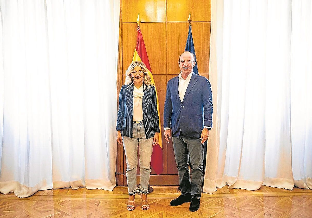 La vicepresidenta Yolanda Díaz, con el vicepresidente de Banco Santander España, Juan Manuel Cendoya
