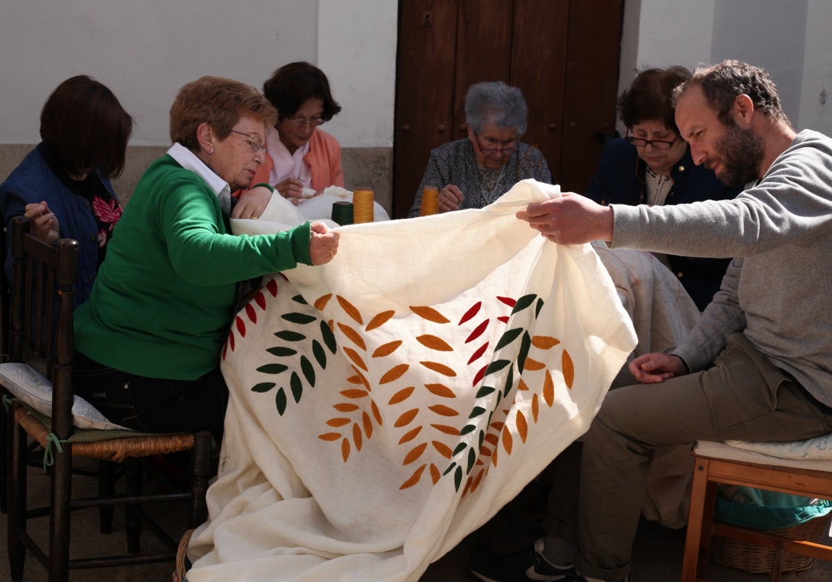 Una de las líneas de trabajo de Iloema apuesta por la colaboración entre artesanos y artistas para la elaboración de las piezas. En la imagen, Antonio Ballester Moreno con bordadoras de Lagartera, Herreruela y Torrico (Toledo)