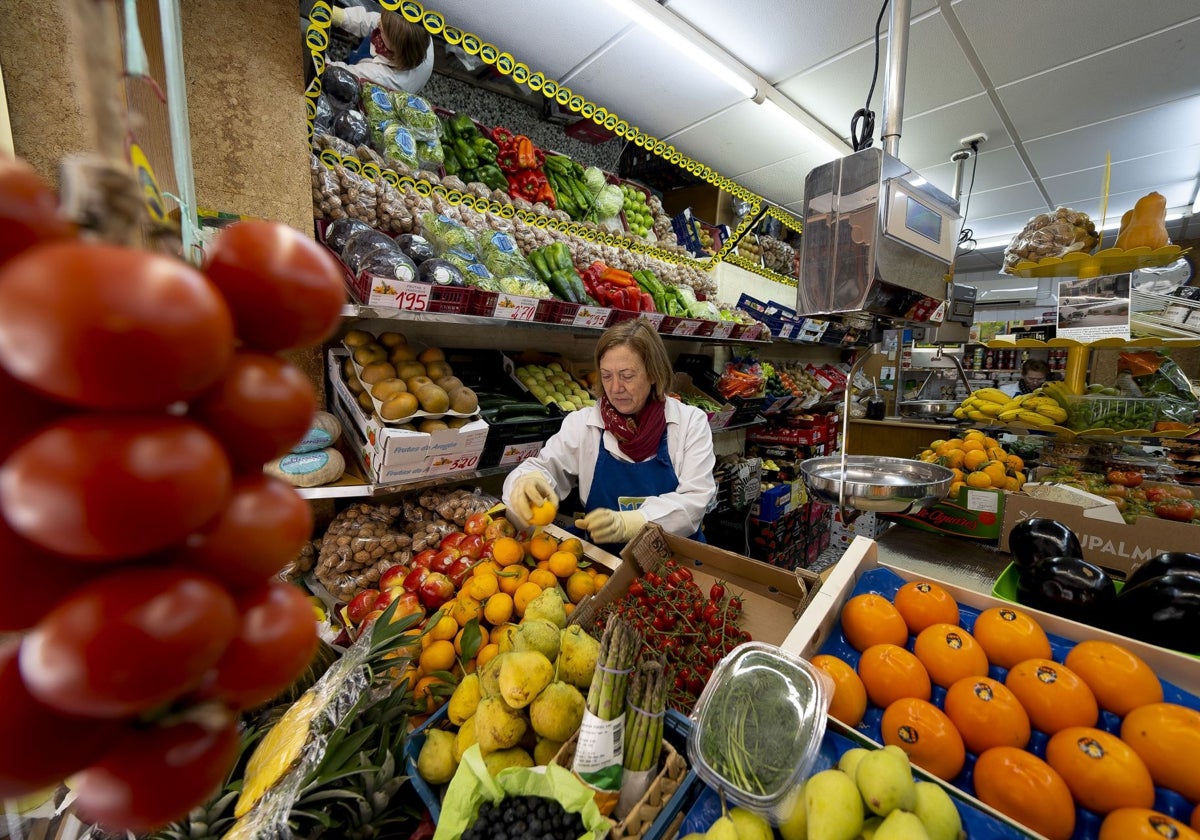 Vista de una frutería del centro de Teruel