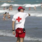 El sueldo de un socorrista en España: no es el mismo si trabaja en la playa o en la piscina