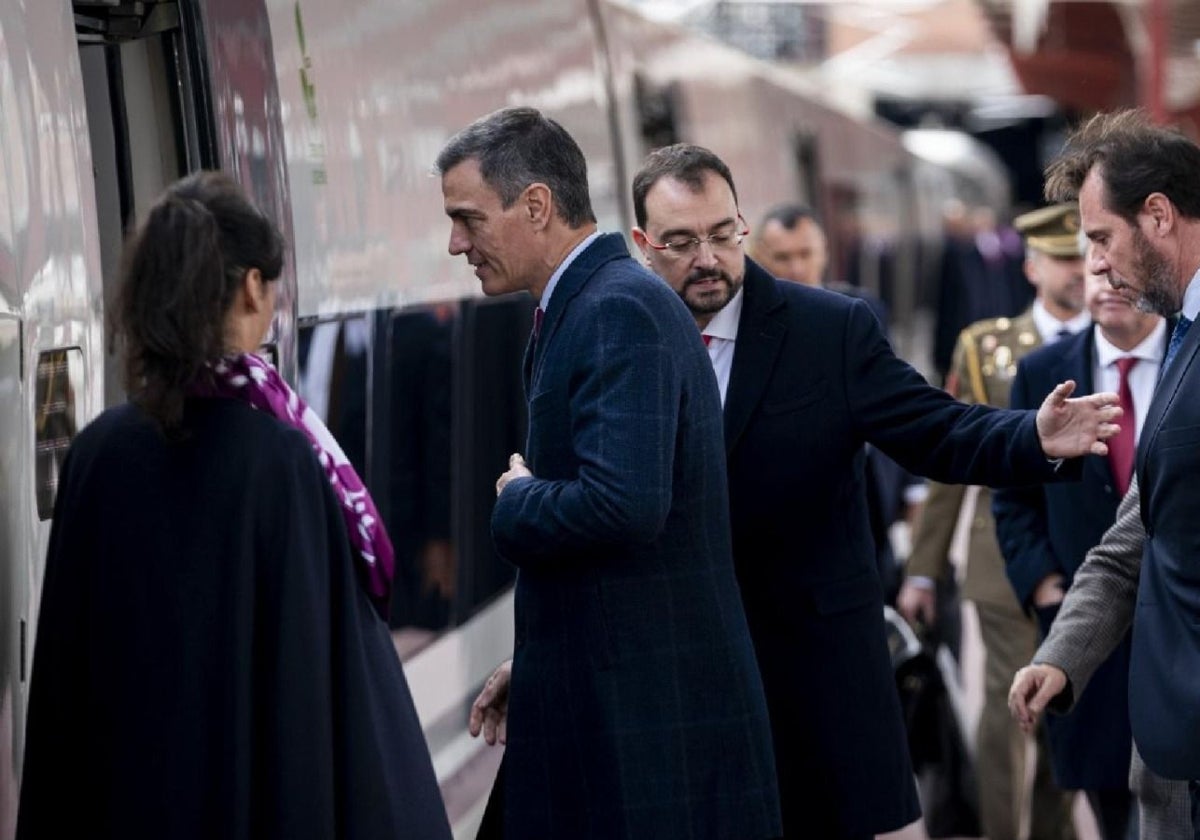 El presidente Pedro Sánchez y el ministro de Transportes, Óscar Puente, en la inauguración del AVE a Asturias