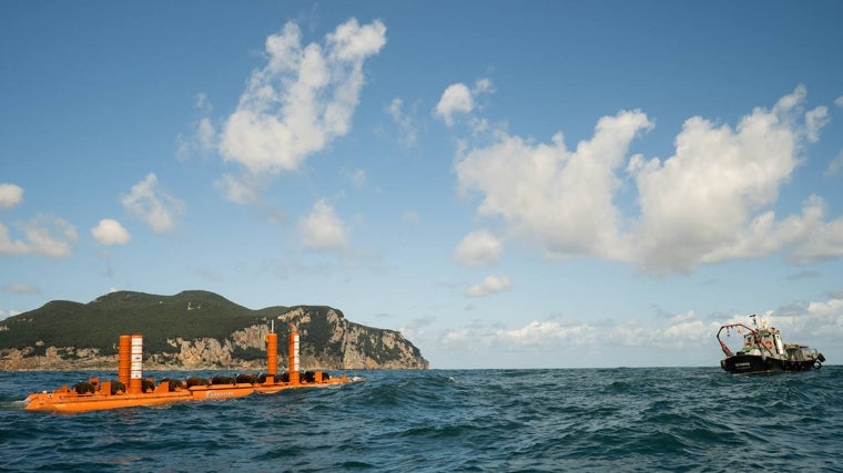 El sistema flotante con turbinas para obtener enegía de las olas de la empresa vasca Arrecife System que probó con éxito durante dos meses en la zona de BiMEP