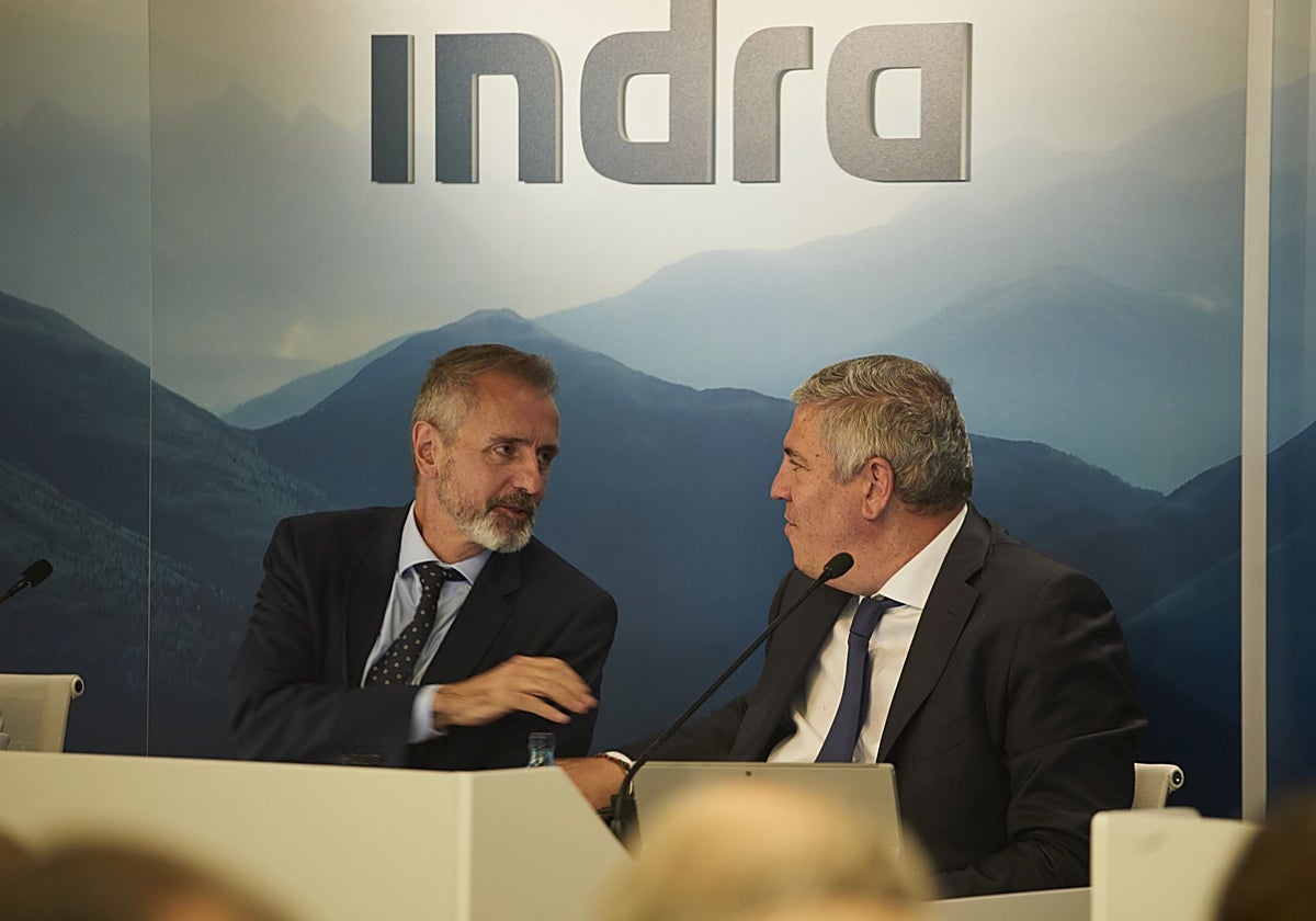 El presidente de Indra, Marc Murtra (izq.), y el CEO, José Vicente de los Mozos, en su junta de accionistas