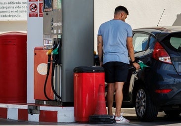 El precio de la gasolina y del diésel baja y abarata la operación salida de agosto