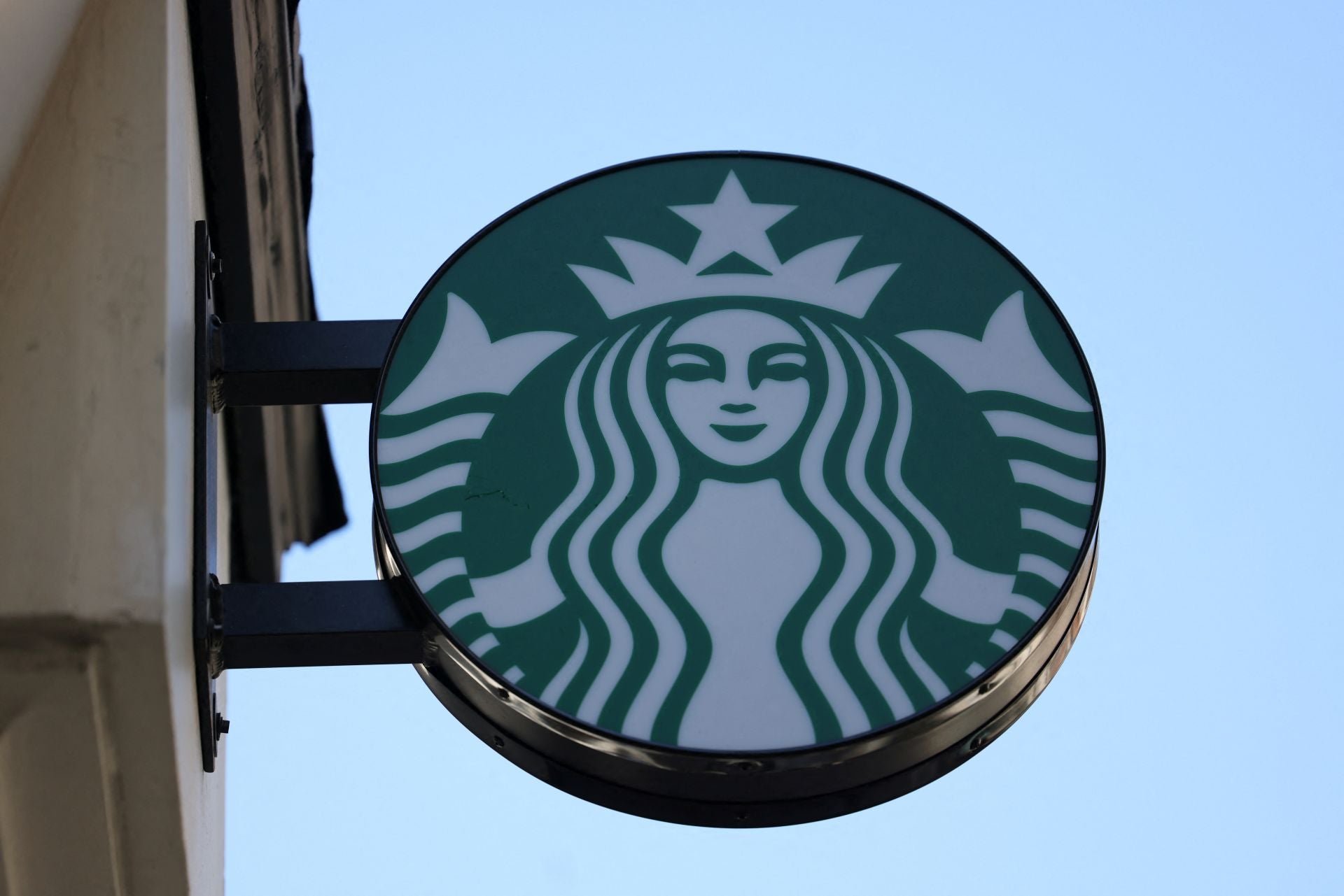 Una imagen del logo de starbucks en una imagen de archivo