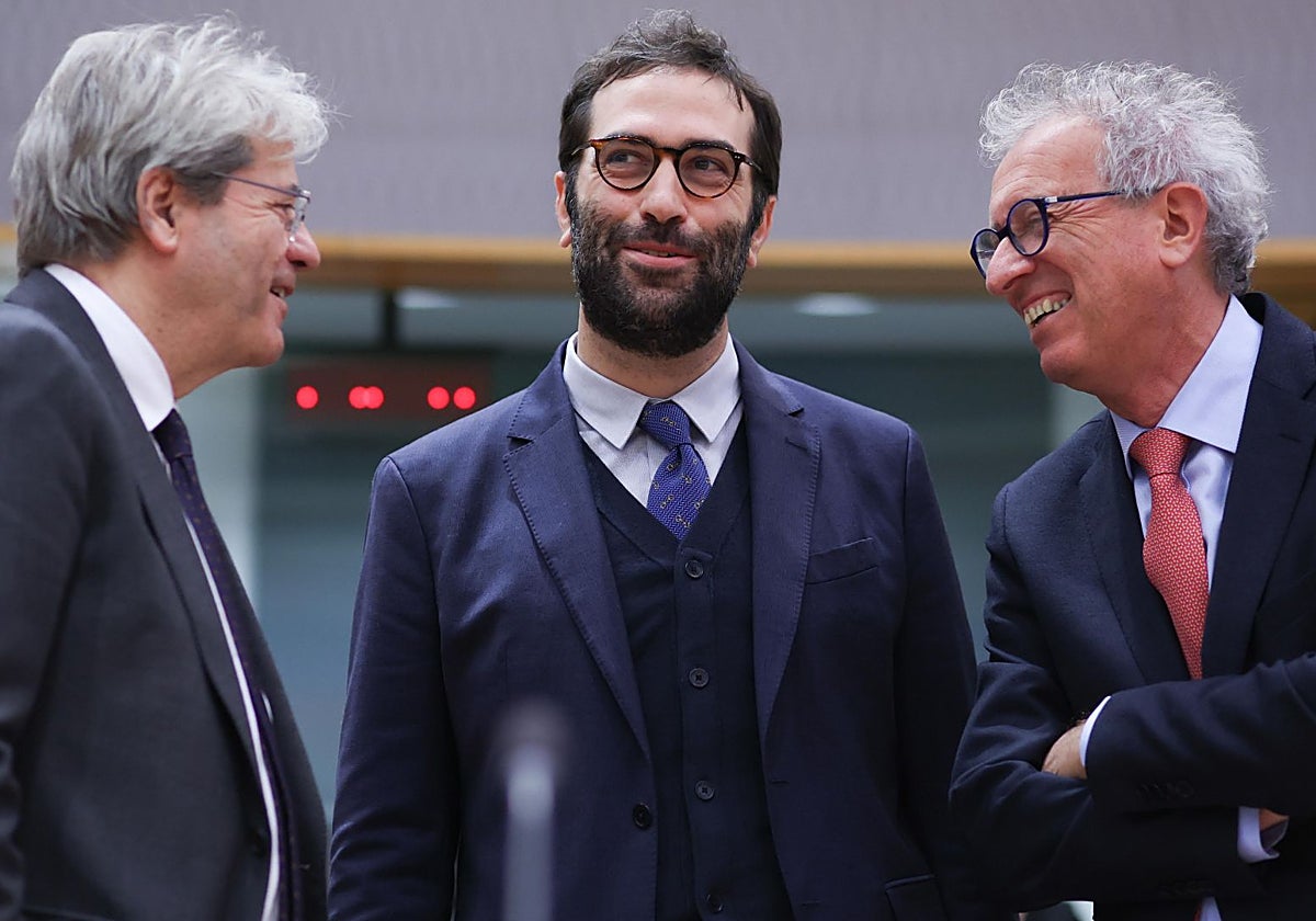 El hasta ahora comisario de Economía (izq.), Paolo Gentiloni; el ministro de Economía español, Carlos Cuerpo; y el dir. gral. del MEDE, Pierre Gramegna
