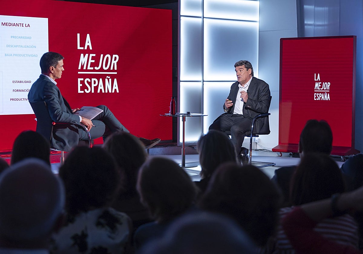 El presidente Pedro Sánchez entrevista a José Luis Escrivá en un acto electoral