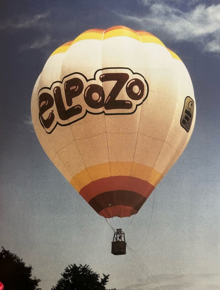 Un globo aerostático con la imagen de ElPozo