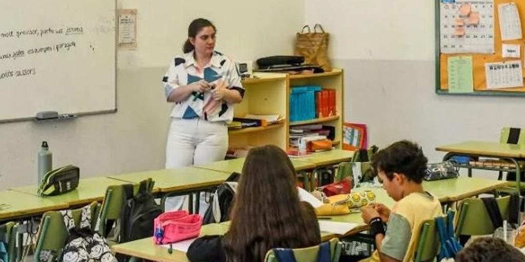 Cuánto dinero cobra un maestro de primaria en España en 2025: sueldos por comunidades autónomas