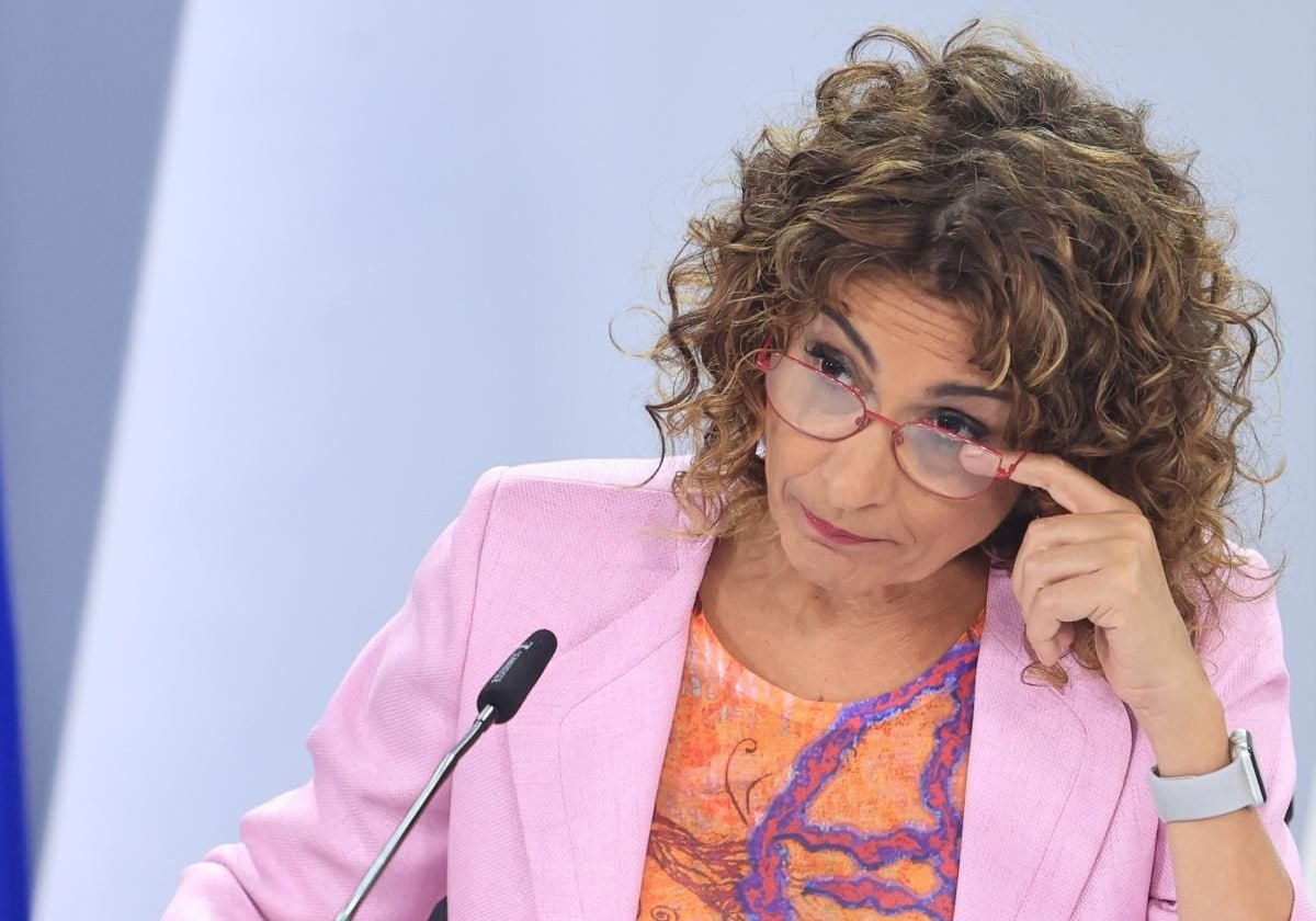 La vicepresidenta primera y ministra de Hacienda, María Jesús Montero, en rueda de prensa