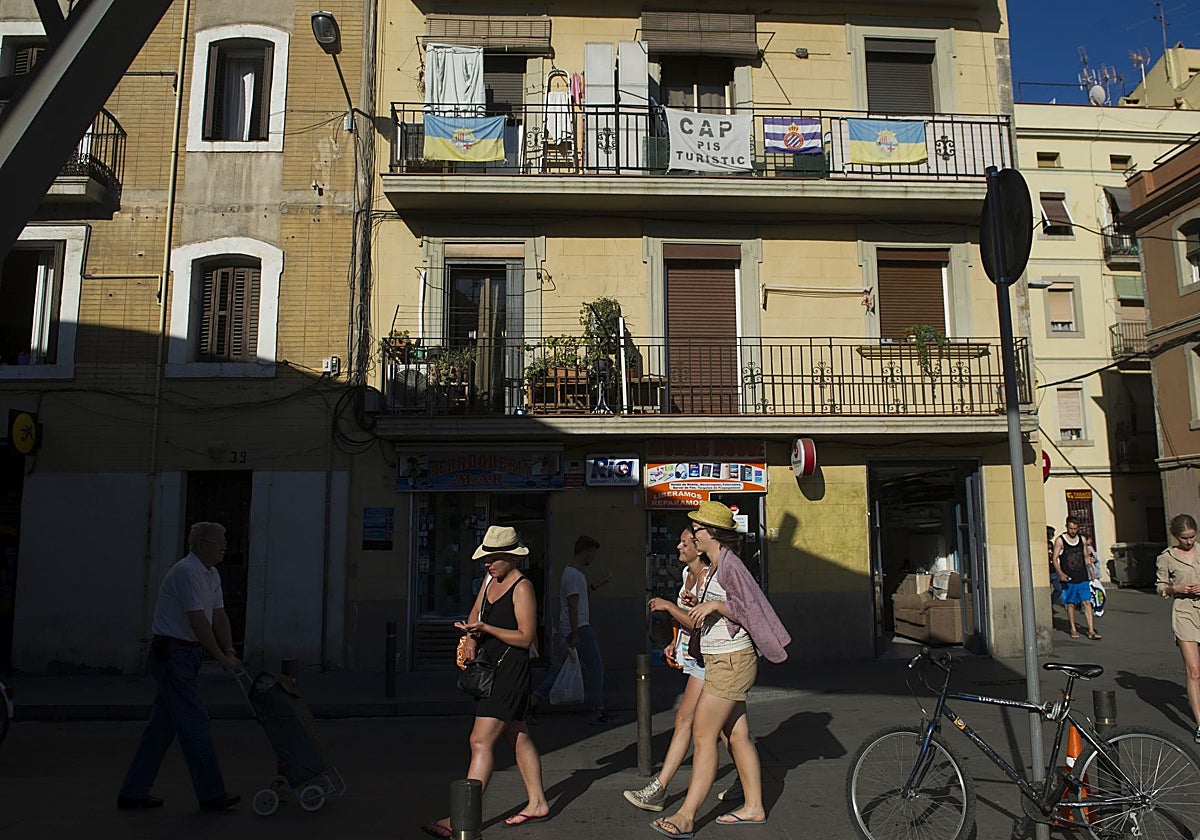 Carteles contra los pisos turísticos en Barcelona