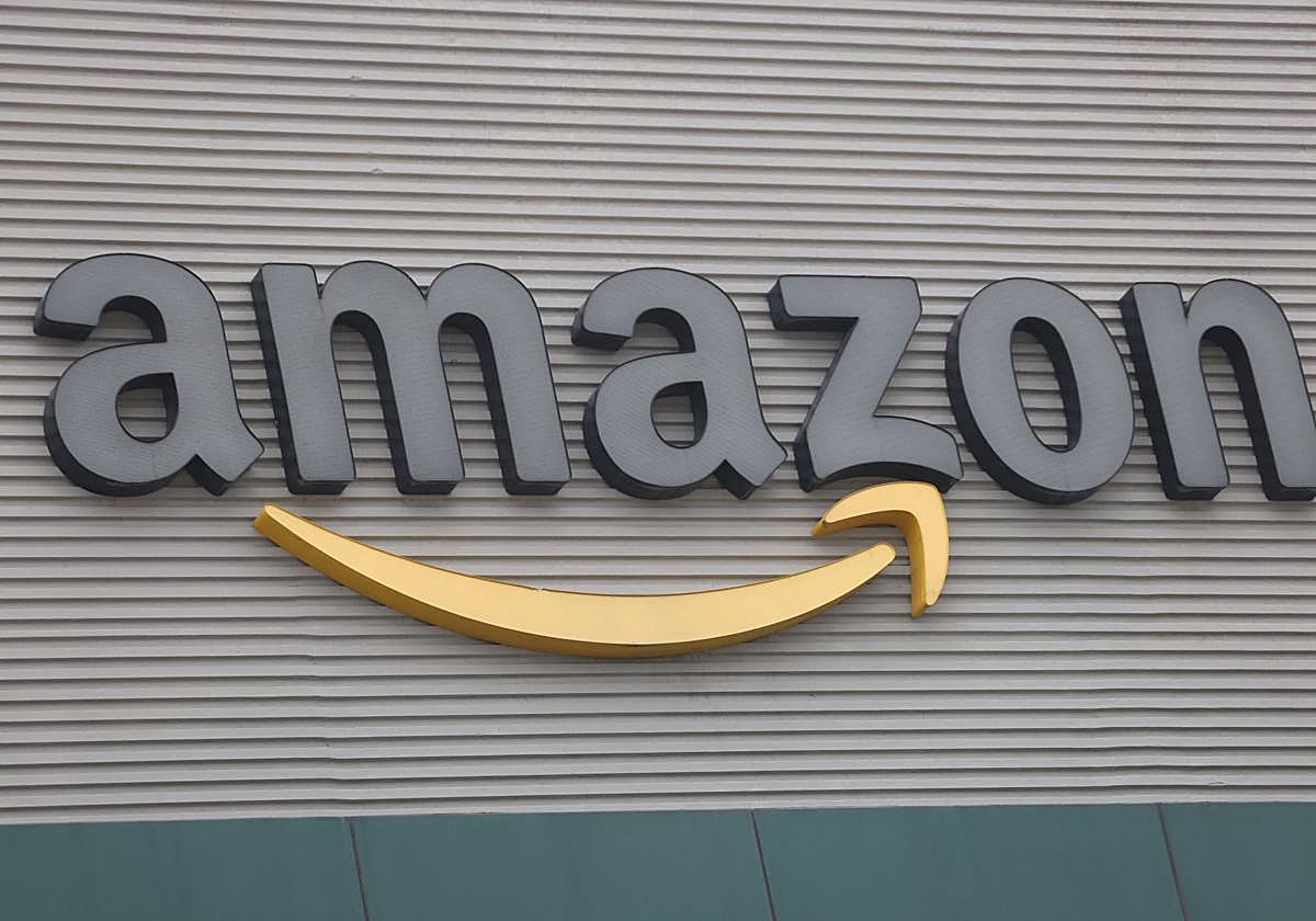 Logo de Amazon en una instalación de la compañía en México