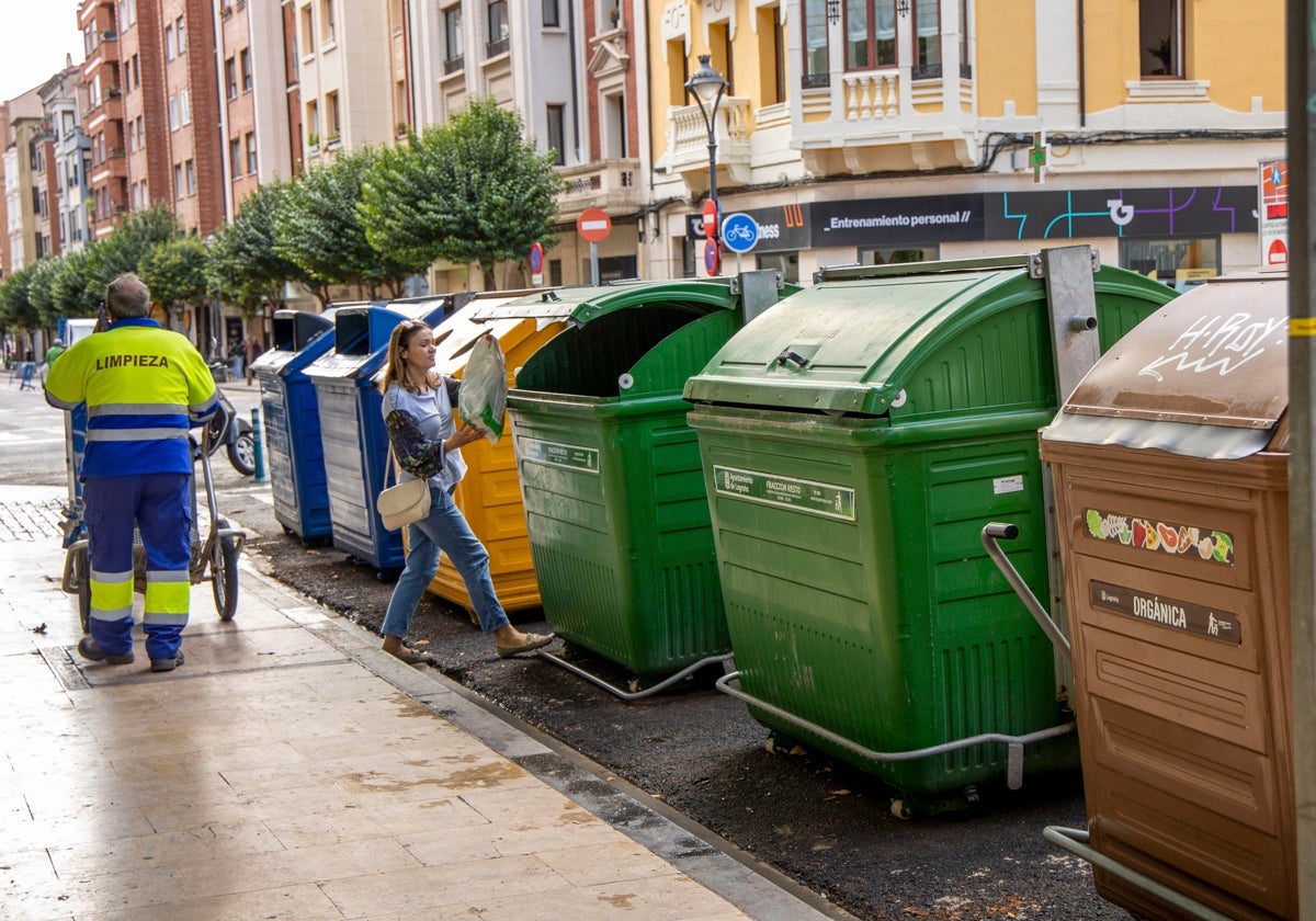 Una mujer tira basura al contenedor este viernes en Logroño