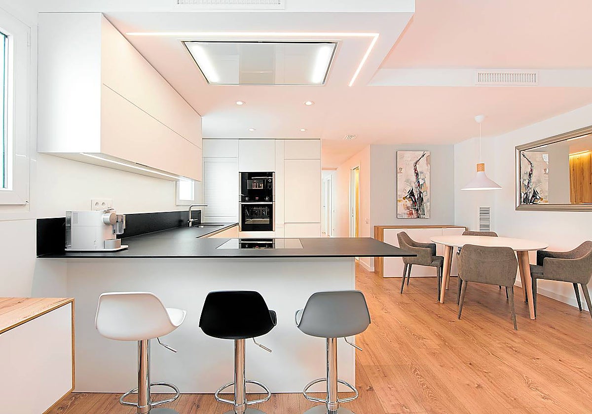 Tradicionalmente se asociaba la cocina abierta al aprovechamiento del espacio en pisos pequeños, pero tras las pandemia este concepto ha conquistado nuevos territorios