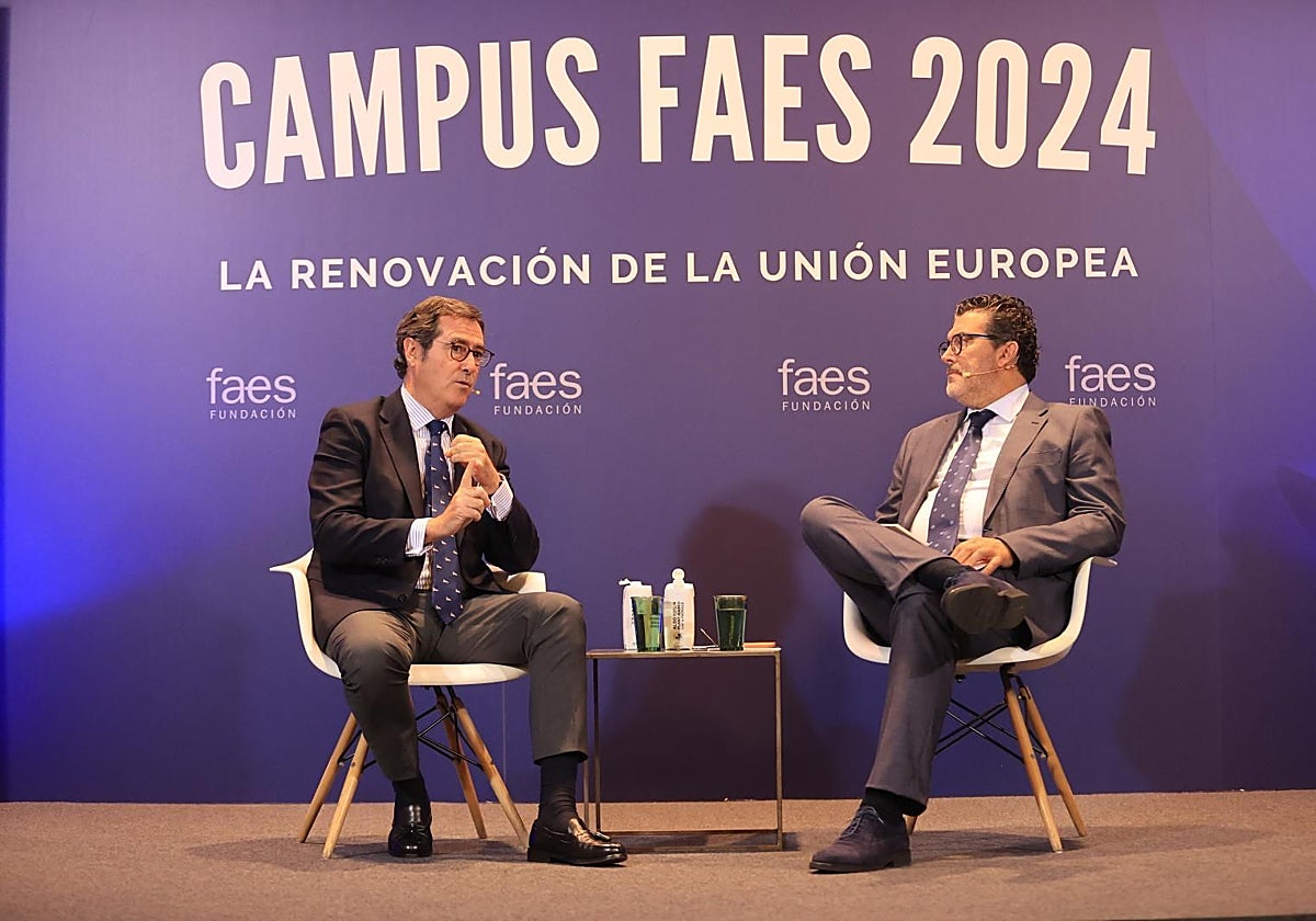 Antonio Garamendi (izquierda), presidente de la CEOE, con Julián Quirós, director de ABC