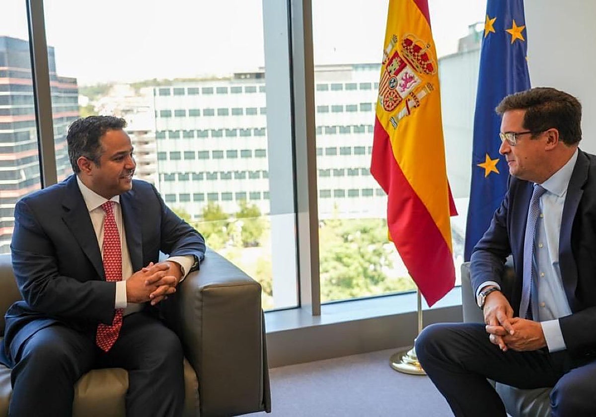 El CEO de STC, Olayan Alwetaid (izq.), reunido en Madrid con el ministro de Transformación Digital, Óscar López, el pasado jueves 19 de septiembre