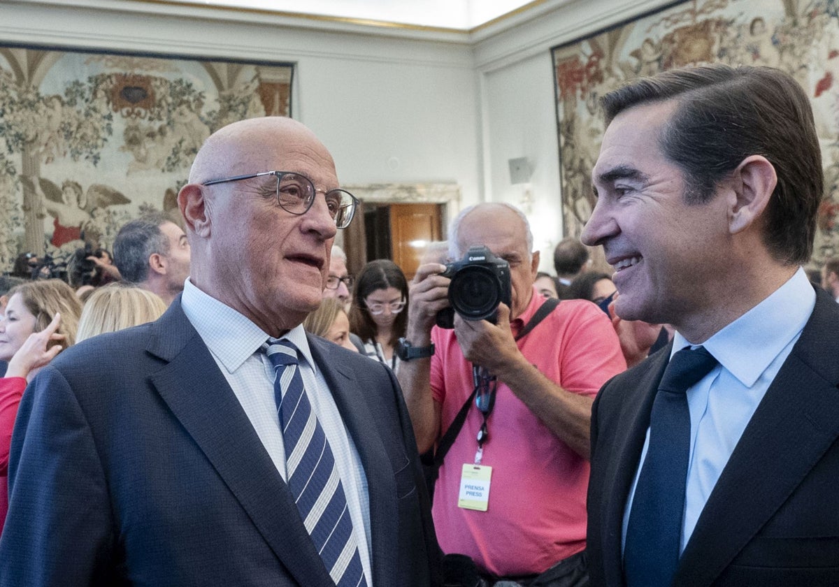 Josep Oliu (izq.), presidente de Banco Sabadell, y Carlos Torres, presidente de BBVA