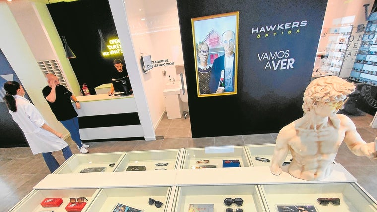 Hawkers, la startup de gafas de sol, ya cuenta con 48 tiendas en España y 15 en Portugal. Marketplaces y retail ya tienen un peso similar en su facturación